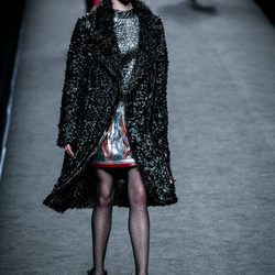 Blusa con estampados y falda glitter de Custo Barcelona en su colección otoño/invierno 2017/2018 para Madrid Fashion Week