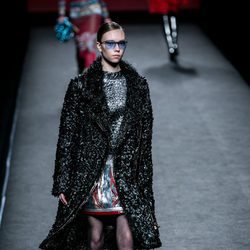Blusa con estampados y falda glitter de Custo Barcelona en su colección otoño/invierno 2017/2018 para Madrid Fashion Week