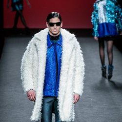 Conjunto azul de camisa y abrigoblanco Custo Barcelona en su colección otoño/invierno 2017/2018 para Madrid Fashion Week