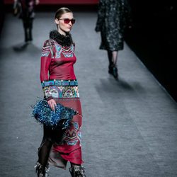 Vestido midi en rojo con print geométrico de Custo Barcelona en su colección otoño/invierno 2017/2018 para Madrid Fashion Week