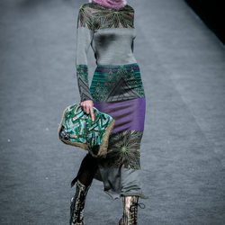 Vestido en morado y print geométrico de Custo Barcelona en su colección otoño/invierno 2017/2018 para Madrid Fashion Week