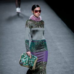 Vestido en morado y print geométrico de Custo Barcelona en su colección otoño/invierno 2017/2018 para Madrid Fashion Week