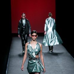 Vestido en menta  de Custo Barcelona en su colección otoño/invierno 2017/2018 para Madrid Fashion Week