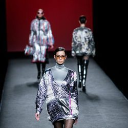 Vestido con superposición de Custo Barcelona en su colección otoño/invierno 2017/2018 para Madrid Fashion Week