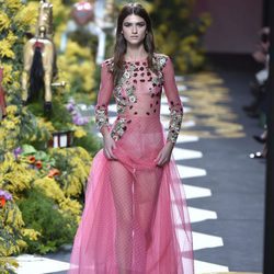 Vestido rosa con bordados de Jorge Vázquez otoño/invierno 2017/2018 en la Madrid Fashion Week