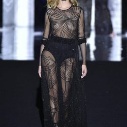Laura Sánchez con un vestido de transparencias de Duyos otoño/invierno 2017/2018 en la Madrid Fashion Week