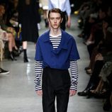 Pantalón azul klein y camiseta de rayas marineras de Burberry en su colección otoño/invierno 2017/2018 en London Fashion Week