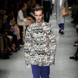 Pantalón y camisa larga estampada de Burberry en su colección otoño/invierno 2017/2018 en London Fashion Week