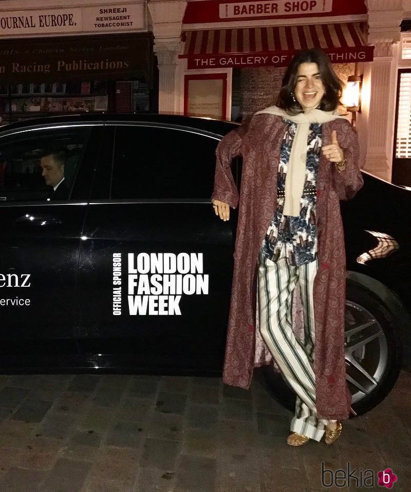 Leandra Medine ('The Man Repeller') vestida de Burberry en el desfile de la firma en la London Fashion Week