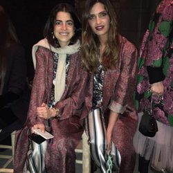 Sara Carbonero y Leandra Medine con un mismo look en el desfile de Burberry en la London Fashion Week