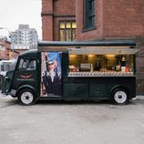 Food Truck con la cara de Bella Hadid en la campaña primavera/verano 2017 de DKNY