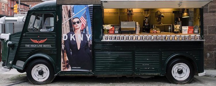 Food Truck con la cara de Bella Hadid en la campaña primavera/verano 2017 de DKNY