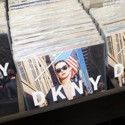 Discos con la imagen de Bella Hadid en la campaña primavera/verano 2017 de DKNY