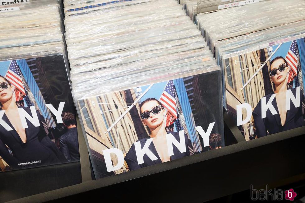 Discos con la imagen de Bella Hadid en la campaña primavera/verano 2017 de DKNY