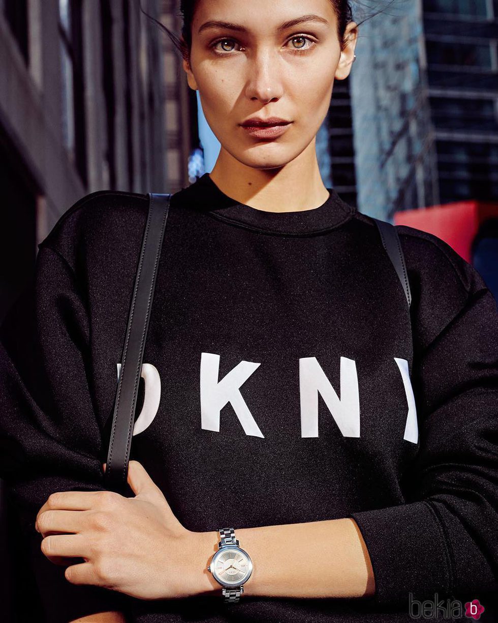 Bella Hadid con un jersey de lana de la campaña primavera/verano 2017 de DKNY