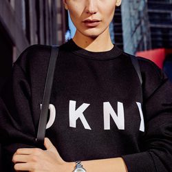 Bella Hadid con un jersey de lana de la campaña primavera/verano 2017 de DKNY