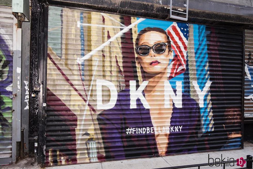 Cierre de tienda con la imagen de Bella Hadid de la campaña primavera/verano 2017 de DKNY