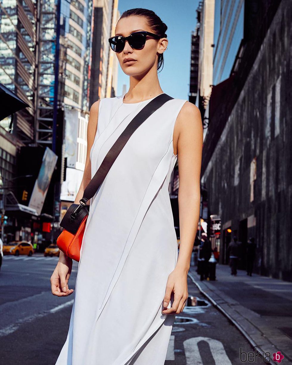 Bella Hadid con un vestido blanco en la campaña primavera/verano 2017 de DKNY
