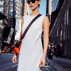 Bella Hadid con un vestido blanco en la campaña primavera/verano 2017 de DKNY