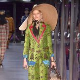 Traje verde floral de Gucci otoño/invierno 2017/2018 en la Milán Fashion Week