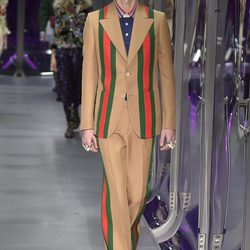 Traje camel de Gucci otoño/invierno 2017/2018 en la Milán Fashion Week