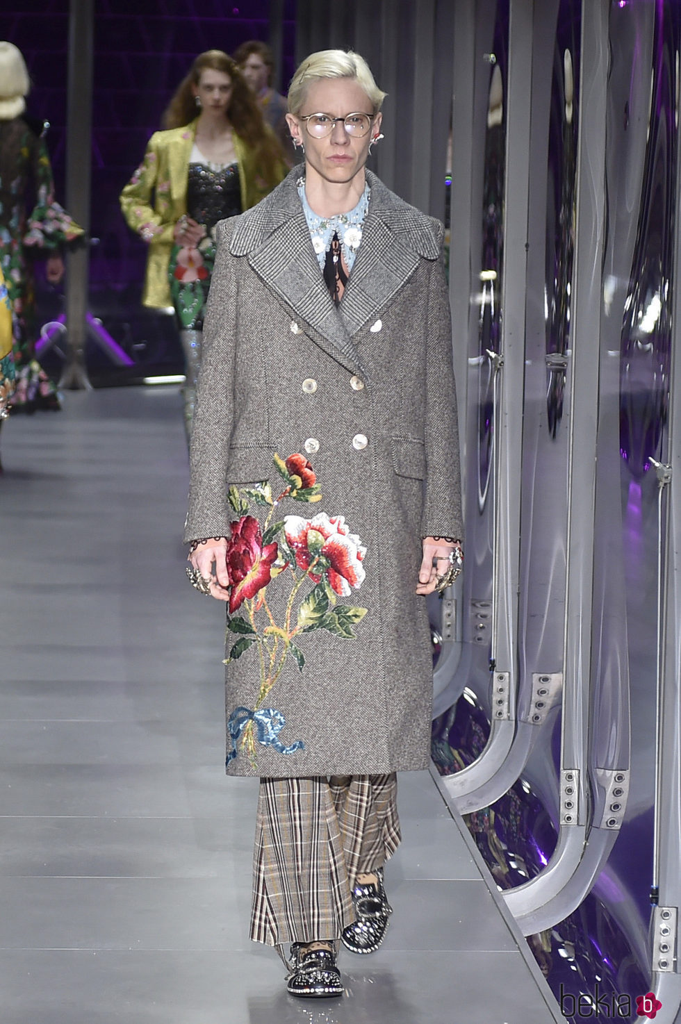 Abrigo gris largo de Gucci otoño/invierno 2017/2018 en la Milán Fashion Week