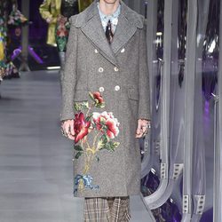 Abrigo gris largo de Gucci otoño/invierno 2017/2018 en la Milán Fashion Week