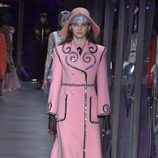 Abrigo rosa cuarzo de Gucci otoño/invierno 2017/2018 en la Milán Fashion Week