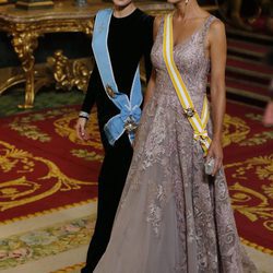 La Reina Letizia y Juliana Awada con looks diferentes en la cena de honor al Presidente de la República Argentina