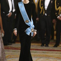 La Reina Letizia vestida de Felipe Varela en la cena de honor al Presidente de la República Argentina