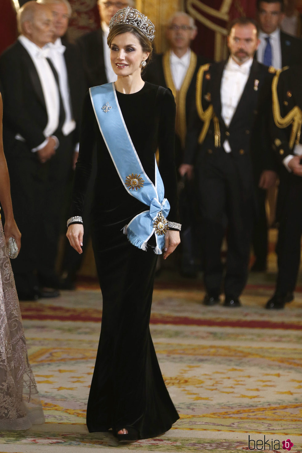 La Reina Letizia vestida de Felipe Varela en la cena de honor al Presidente de la República Argentina