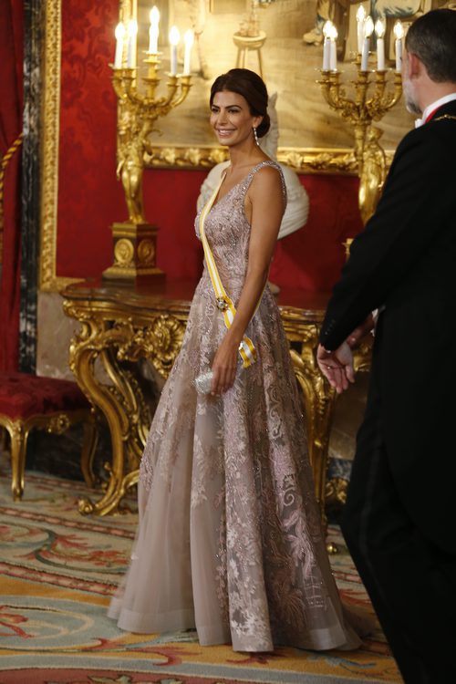 Juliana Awada con un vestido joya en la cena de honor al Pesidente de la República Argentina