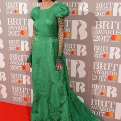 Eliza Cummings con un vestido verde en los BRIT Awards 2017