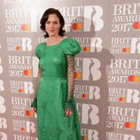 Eliza Cummings con un vestido verde en los BRIT Awards 2017
