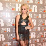 Pixie Lott con un look punk en los BRIT Awards 2017