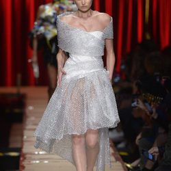 Vestido de papel de burbujas de Moschino otoño/invierno 2017/2018 en la Milán Fashion Week