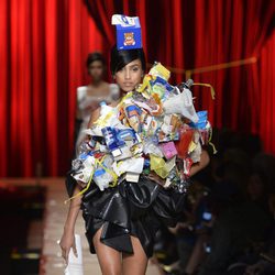Top de reciclaje de Moschino otoño/invierno 2017/2018 en la Milán Fashion Week