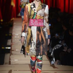 Abrigo de recortes de revista de Moschino otoño/invierno 2017/2018 en la Milán Fashion Week