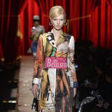 Abrigo de recortes de revista de Moschino otoño/invierno 2017/2018 en la Milán Fashion Week