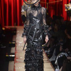 Vestido negro con flecos de Moschino otoño/invierno 2017/2018 en la Milán Fashion Week
