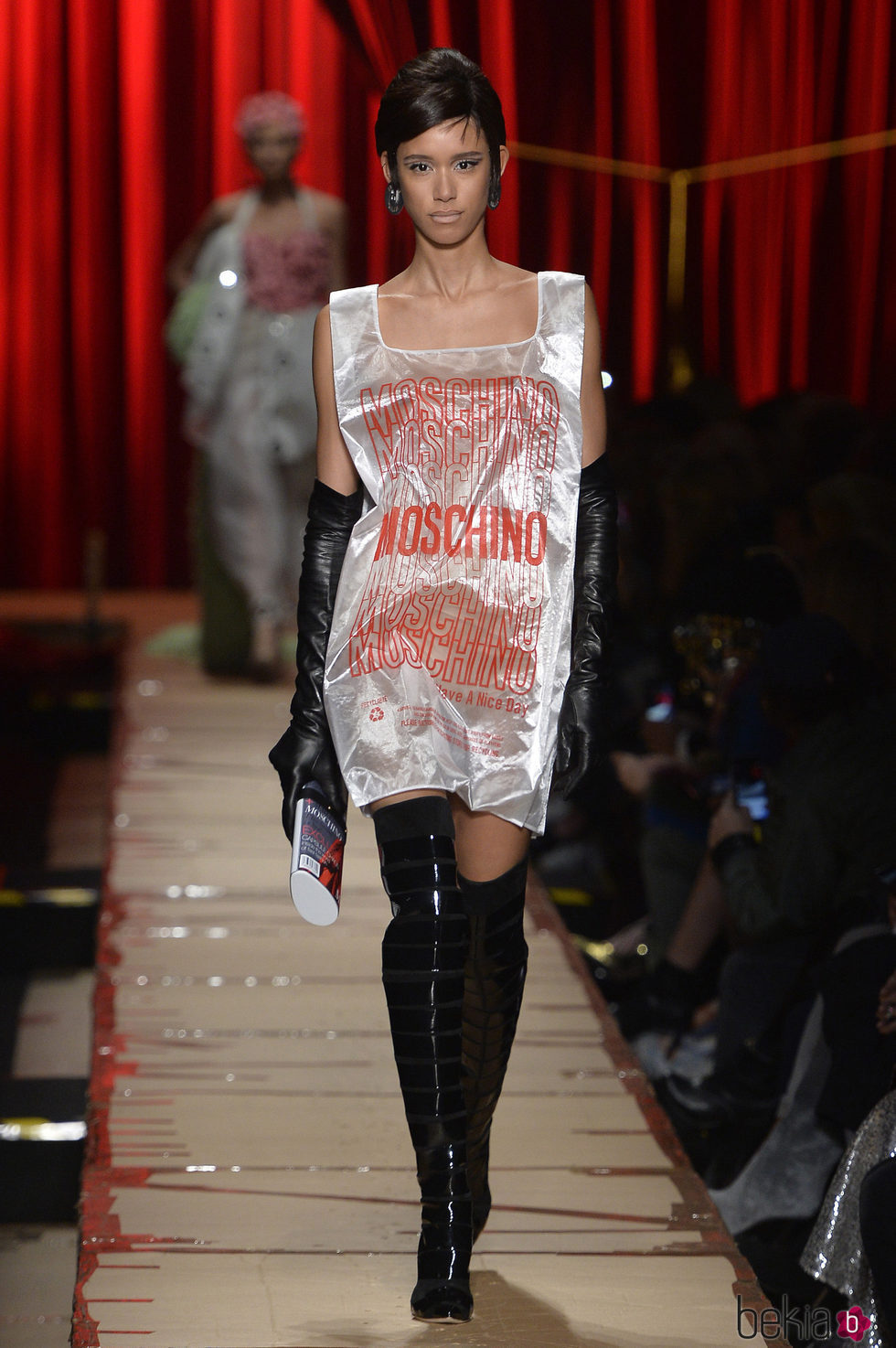 Vestido-bolsa de plástico de Moschino otoño/invierno 2017/2018 en la Milán Fashion Week
