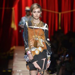 El reciclaje se sube a la Milán Fashion Week con el otoño/invierno 2017/2018 de Moschino