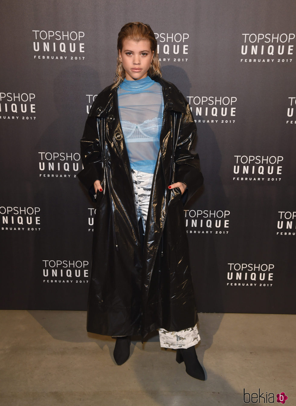 Sofia Richie con un abrigo negro en el desfile de Topshop en la London Fashion Week