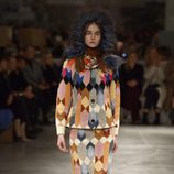 Total look geométrico de Prada otoño/invierno 2017/2018 en la Milán Fashion Week