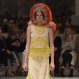 Vestido con plumas de Prada otoño/invierno 2017/2018 en la Milán Fashion Week