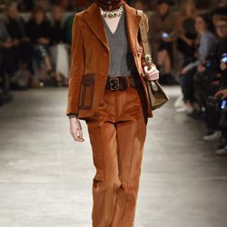 Traje de chaqueta marrón de Prada otoño/invierno 2017/2018 en la Milán Fashion Week