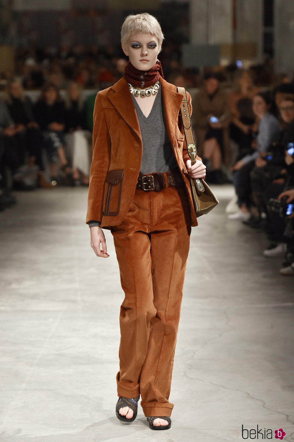 Traje de chaqueta marrón de Prada otoño/invierno 2017/2018 en la Milán Fashion Week