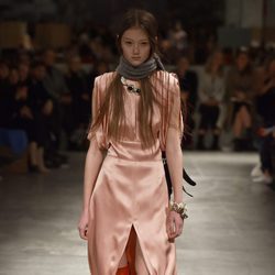 Vestido de seda de Prada otoño/invierno 2017/2018 en la Milán Fashion Week