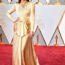 Dakota Johnson vestida de Gucci en la alfombra roja de los Premios Oscar 2017