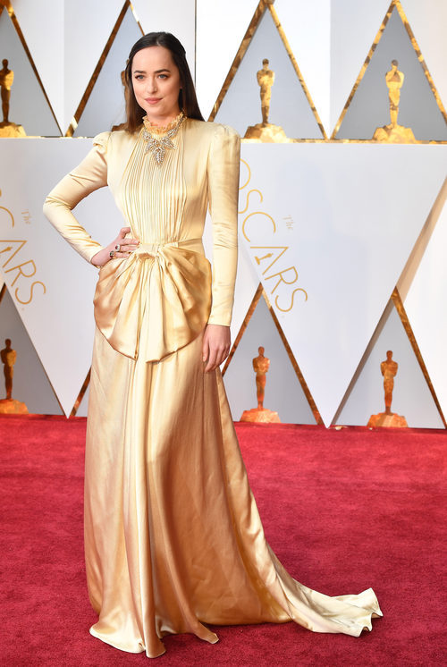 Dakota Johnson vestida de Gucci en la alfombra roja de los Premios Oscar 2017